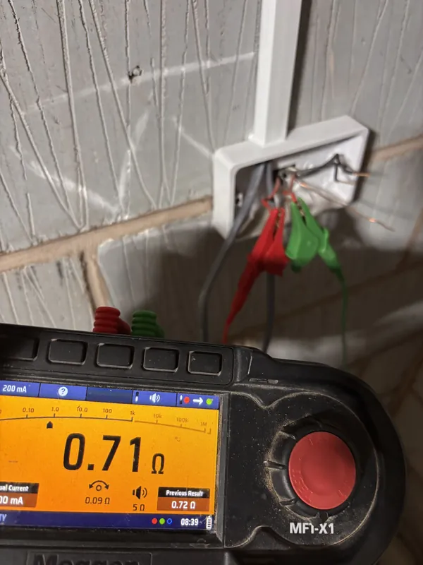Continuity testing at a socket outlet